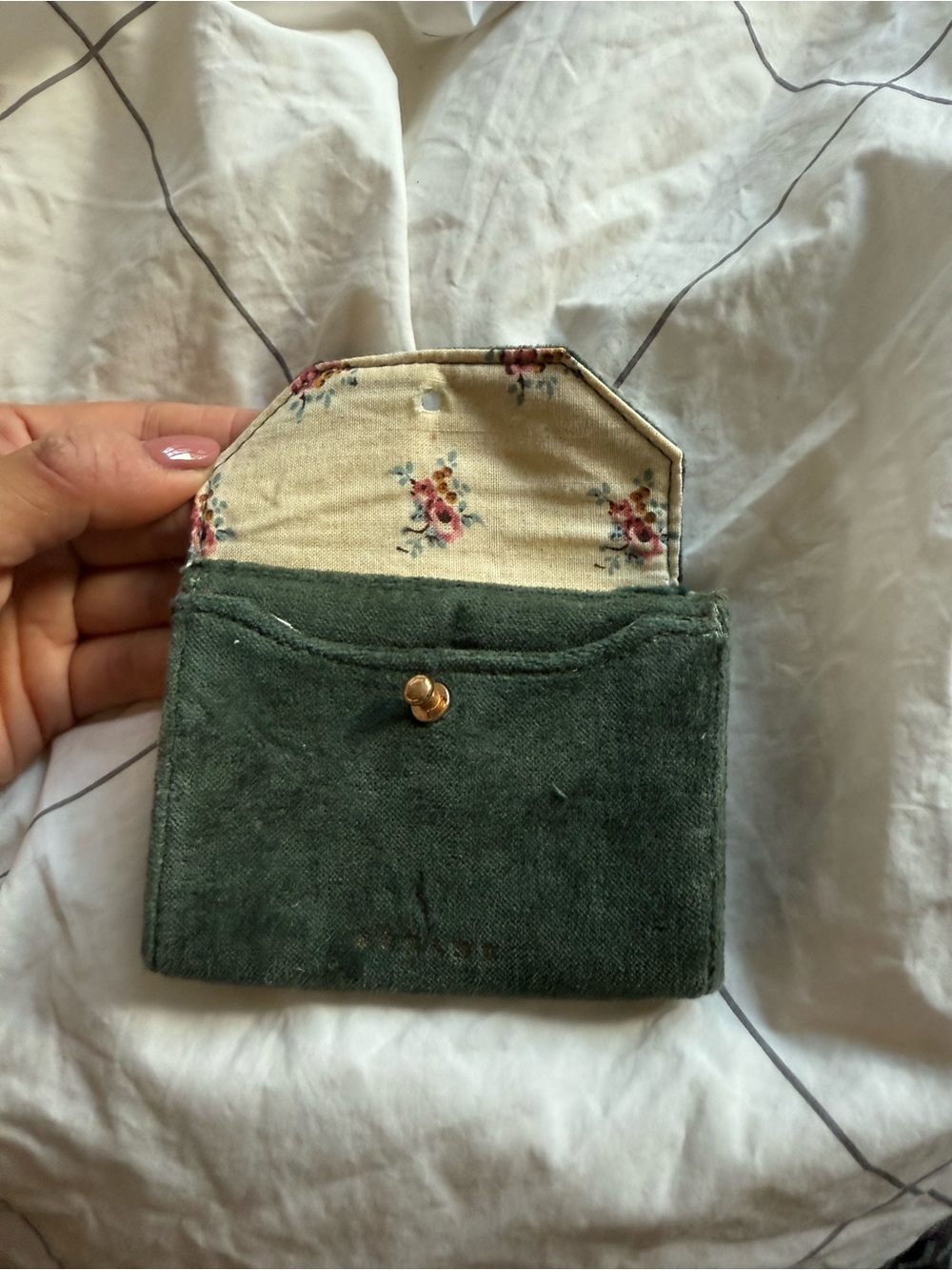 Sézane Green Velvet Card Holder with flowers pattern inside - Picture 2 of 6